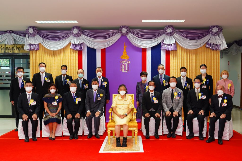 The management team of CPCRT received the Royal Emblem of Honor from Her Royal Highness Princess Maha Chakri Sirindhorn for supporting the prosthetic foundation project.