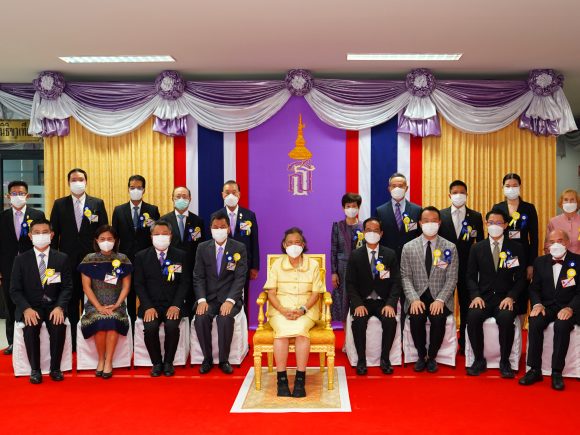 The management team of CPCRT received the Royal Emblem of Honor from Her Royal Highness Princess Maha Chakri Sirindhorn for supporting the prosthetic foundation project.